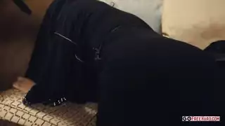 جنس في جناح فاخر: أمير خليجي يغتصب ملكة جمال في فيلم إباحي