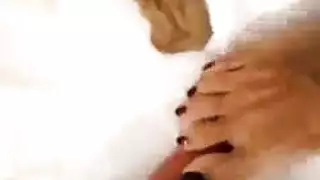 نجم بالكاد قانوني في علاقة ثلاثية صريحة مع سادية