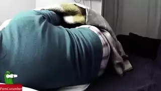  الوالدان غائبان، صديقة تمص القضيب وتتعرض للضرب