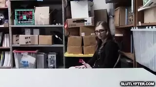 جلسة شرطي جامحة في المكتب: شقراء تحصل على ضرب فموي وشرجي