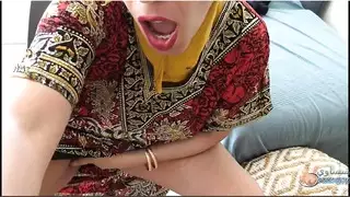 سكس من المغرب: نيك جماعي وينزل داخل كسها