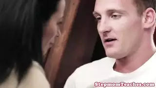 فتاة صغيرة تتعرض لجماع مزدوج: صديقها يحيط بمؤخرتها المشدودة، رجل ثري في بدلة يمارس الجنس مع فمها