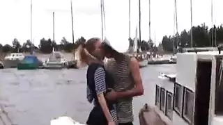 تمثيل دور مراهقين: جليسات الأطفال تأخذ زبًا ضخمًا