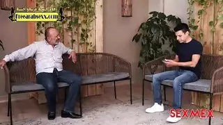 زوجة لاتينية تمتلكها ابن العم من فتحتين بينما الديوث يستمني