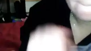 مصة محترفة بشفاه نارية تؤدي إلى قذف منوي هائل