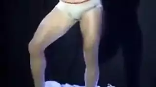 ذكر مثلي الجنس يهيج بمفرده – قبضة وقضيب