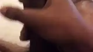رجل هائج بقضيب أسود كبير ينيك فرج الفتاة المتعطشة المشدود