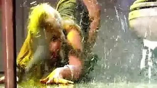 سارة فانديلا تدعو غريبة لمشاركة مص قضيب في الحمام