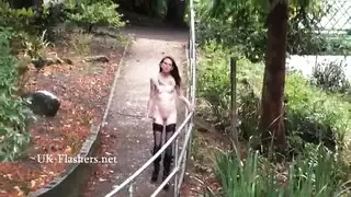 ساقطة ناضجة تركب جوارب طويلة تلمس كسها في الأماكن العامة