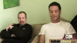 قدم النايلون على أقدام بيضاء لطيفة