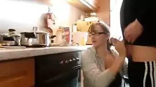 جنس جماعي في المطبخ للدمية كبيرة الصدر والمؤخرة