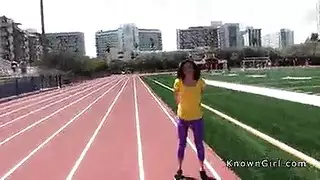 بورن في مرحاض عام: لسان على البظر وإصبع في مؤخرة ضيقة