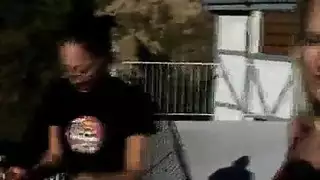 يتقاسم فاتنةان مثيران قضينا صلب صلب واستمتع به كثيرا