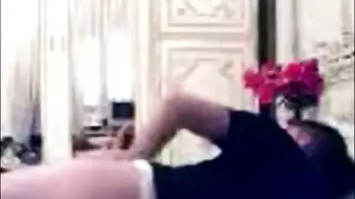 خادمة عربية ساخنة تُهيمن عليها في جلسة جنس صريحة