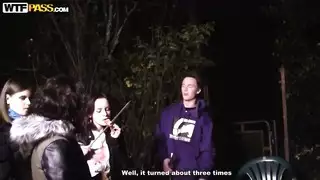 حفلة مضاجعة متعددة الأزواج: حركة جنسية خارجية بضوء النار