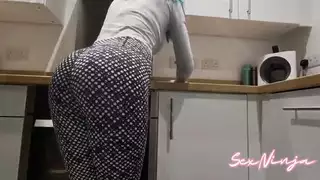 خدامه تقوم بتنظيف جسد ملكتها