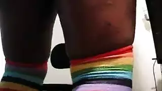 شيميل فيكي فالكيري تعمل على قضيب صلب بفمها ويديها