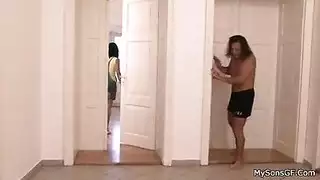 يتجسس على في الحمام اخته