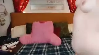 يشرب من قدرها حليب