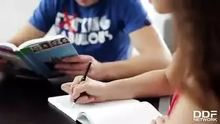 قذف داخل المهبل في الفصل: مراهقة تمارس الجنس بقوة بعد المدرسة