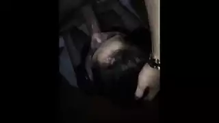 المدلك يداعب فرجها المبلل ثم يمارس الجنس معها بقوة على الطاولة