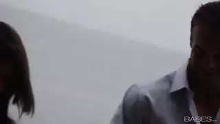 من القبلات المتلهفة إلى النيك الرومانسي المكثف في كل وضع ساخن