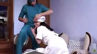 أسلوب بجانب السرير: هذه الممرضات تمارس الجنس بكل وضعية
