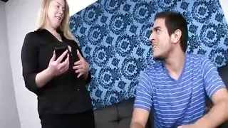 نوبة استمناء للمراهق: يمارس العادة ويغطي ملابسه بالسائل المنوي