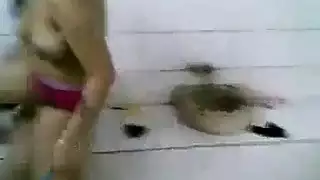 نجمات البورن الجزائريات يخلعن الملابس لحفلة جنس في الحمام العام