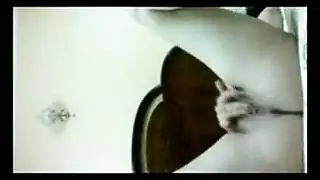 مراهقة مثيرة تلمس فرجها الحليق وتئن في فعل استمناء إباحي