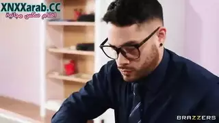 هدية زبر وحشي تُفتح في بورن متعدد اللغات