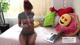 صرخت الشقراء الحمراء خلال الضرب العنيف بوضعية الكلب