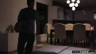 مشاهدة زوجين يمارسان الجنس تثير أنجيلا وايت؛ تتوسل لمص قضيب وأكل كس