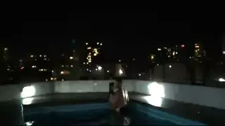 وضعية الكلب القاسية تحت الماء