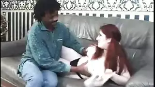 إدخال العروس: تفاخذ شديد ومص الأثداء