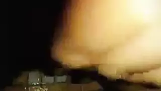 استمناء مكثف: فتاة عراقية تعمل على مهبلها المبلول في الحمام