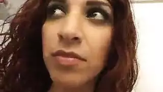 شرجي ومهبلي صريح: أرملة عراقية تأخذ كل شيء على الأريكة