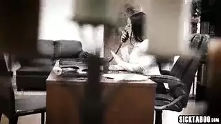 إباحية مكتبية: موظفة ساخنة تأخذ زب ولعب ثدي من رئيسها