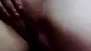 أثداء وفرج عربية فاتحة البشرة في جلسة جنس صريحة