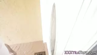 تخلع ملابسها ببطء قبل مشهد إباحي مكثف