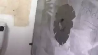 فيكتوريا جون سمراء كبيرة في سراويل وردية ، التي يكون زيها أمام الكاميرا