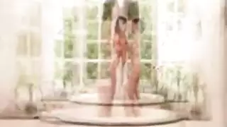 حفلة جنس في الفندق: شقراء وسمراء تمص وتنيك فحلًا واحدًا