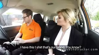 شاب موشوم ينكح فتاة محتاجة بقوة وهي مرتدية كعب عالي