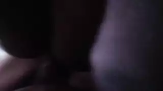 عاهرة مسنة مكشوفة: أثداء صغيرة، قضيب ضخم، ومؤخرة تقطر