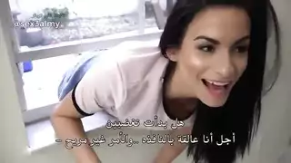 نيك خلف النافذة في الشارع