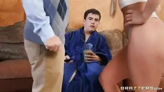 نساء ناضجات ومراهقات صغيرات في مشاهد إباحية صريحة