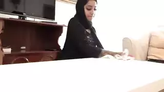 خادمة عربية يائسة تتوسل للقذف على حجابها