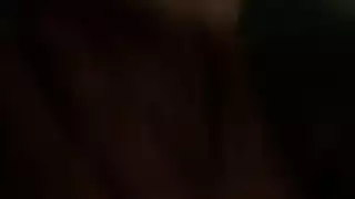 زوجة مثيرة تُلمس وهي تُراقب بينما يغطيها زوجها