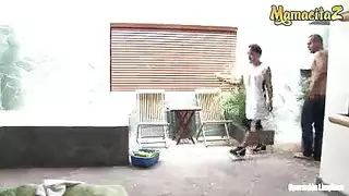 نيكول أنيستون ذات الصدر الكبير تستمتع بجماع خشن بالإيلاج المزدوج في المنزل