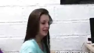 مثليات مراهقات وزوجة الأب في مشاهد ثلاثية مبللة وقذرة